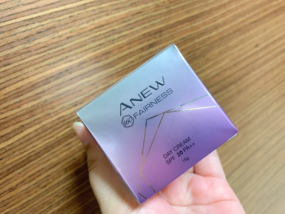 Avon雅芳新活恆白松露系列-新活恆白松露日霜SPF20 PA++,內含百萬顆紫水光微粒,一抹修飾黯沉膚色,清透不厚重,拉近我與白的距離!肌膚保養/雅芳素顏霜/skincare/美白素顏霜/偽素顏/美妝保養/素顏霜/美妝品分享/保養品分享/使用心得 保養品分享 彩妝品 彩妝品分享 攝影 民生資訊分享
