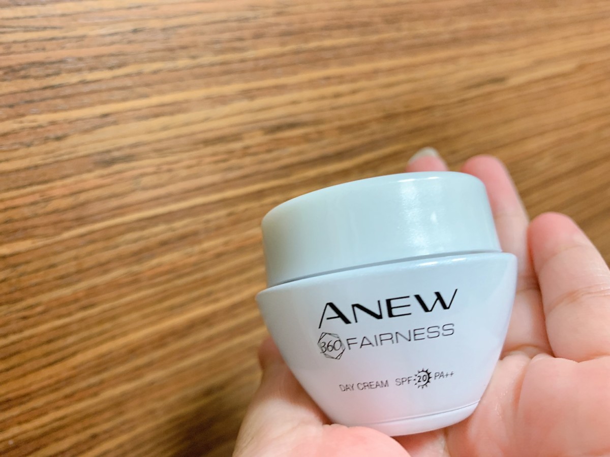 Avon雅芳新活恆白松露系列-新活恆白松露日霜SPF20 PA++,內含百萬顆紫水光微粒,一抹修飾黯沉膚色,清透不厚重,拉近我與白的距離!肌膚保養/雅芳素顏霜/skincare/美白素顏霜/偽素顏/美妝保養/素顏霜/美妝品分享/保養品分享/使用心得 保養品分享 彩妝品 彩妝品分享 攝影 民生資訊分享