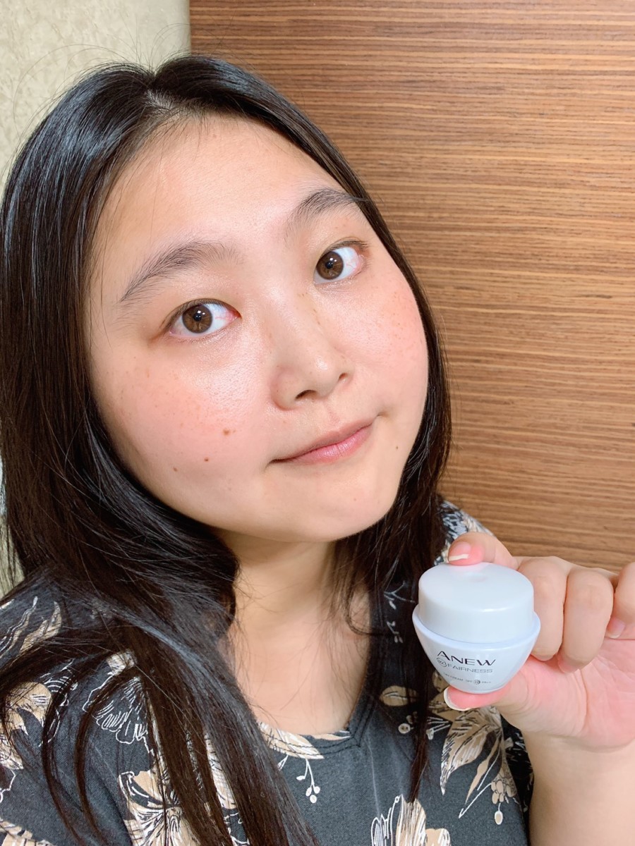 Avon雅芳新活恆白松露系列-新活恆白松露日霜SPF20 PA++，內含百萬顆紫水光微粒，一抹修飾黯沉膚色，清透不厚重，拉近我與白的距離​！肌膚保養/雅芳素顏霜/skincare/美白素顏霜/偽素顏/美妝保養/素顏霜/美妝品分享/保養品分享/使用心得 保養品分享 彩妝品 彩妝品分享 攝影 民生資訊分享 