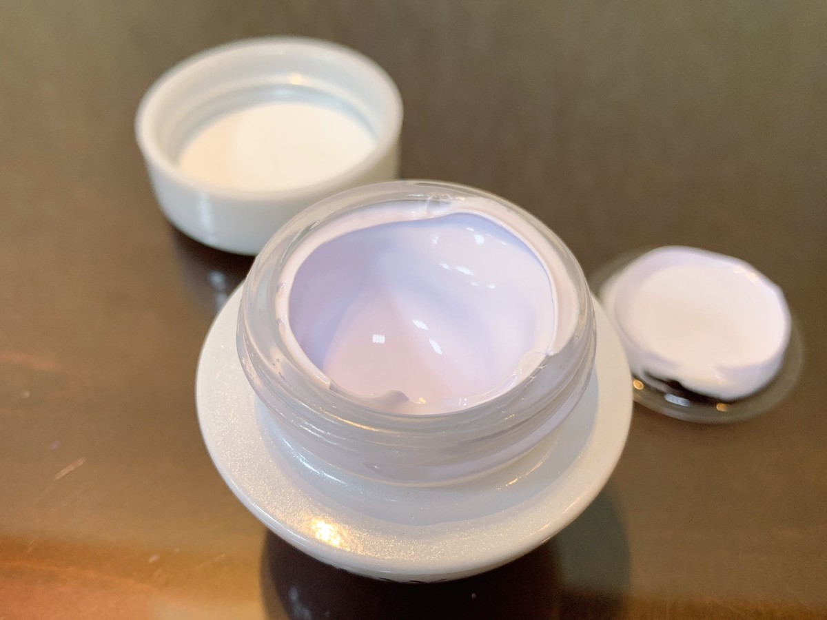 Avon雅芳新活恆白松露系列-新活恆白松露日霜SPF20 PA++,內含百萬顆紫水光微粒,一抹修飾黯沉膚色,清透不厚重,拉近我與白的距離!肌膚保養/雅芳素顏霜/skincare/美白素顏霜/偽素顏/美妝保養/素顏霜/美妝品分享/保養品分享/使用心得 保養品分享 彩妝品 彩妝品分享 攝影 民生資訊分享