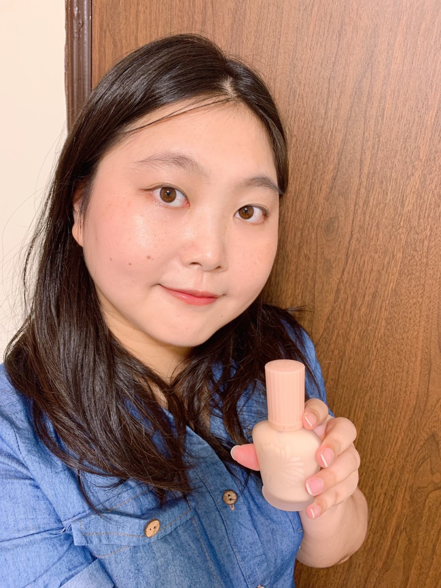 底妝推薦/PAUL & JOE 糖瓷絲潤隔離乳-適合秋冬的保濕妝前隔離乳,從肌底透出光澤感的小香檳,搭配糖瓷親肌水凝粉餅提升遮瑕度,最後使用底妝膜王糖瓷淨透隔離蜜粉餅成就法式糖瓷水凝肌,讓我彷彿有了天生美肌!美妝保養/彩妝/完美底妝/妝前隔離/隔離防曬/妝前打底/提亮膚色/修飾肌膚/paulandjoe/法國時尚品牌/法國美妝品牌 彩妝品 彩妝品分享 攝影 民生資訊分享
