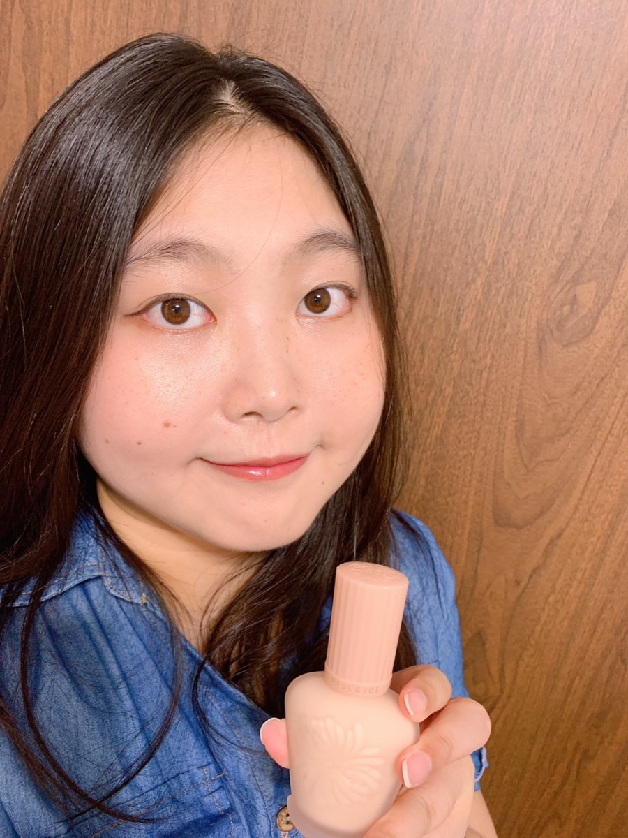 底妝推薦/PAUL & JOE 糖瓷絲潤隔離乳-適合秋冬的保濕妝前隔離乳,從肌底透出光澤感的小香檳,搭配糖瓷親肌水凝粉餅提升遮瑕度,最後使用底妝膜王糖瓷淨透隔離蜜粉餅成就法式糖瓷水凝肌,讓我彷彿有了天生美肌!美妝保養/彩妝/完美底妝/妝前隔離/隔離防曬/妝前打底/提亮膚色/修飾肌膚/paulandjoe/法國時尚品牌/法國美妝品牌 彩妝品 彩妝品分享 攝影 民生資訊分享