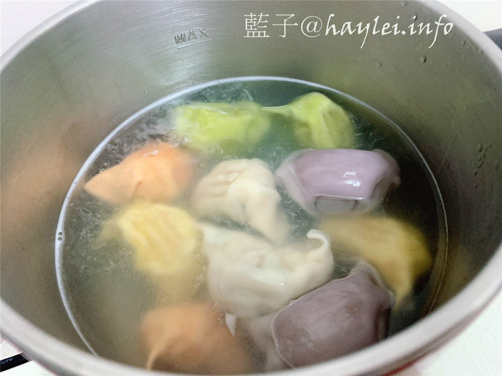 宅配冷凍/心玥水餃-皮薄餡多的網購手工水餃,回購率滿分的經典美味!網購水餃/冷凍水餃/宅配美食/生鮮美食/手工水餃推薦/爆汁口感/蔥花高麗菜/玉米起司/奶油鮭魚/韭黃鮮蝦/田園蔬菜/網路購物/宵夜美食/點心小吃/好吃水餃/彩色元寶/彩色水餃/水餃控 中式料理 健康養身 宅配食記 攝影 民生資訊分享 飲食集錦