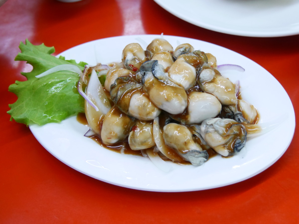 嘉義布袋/黑皮酥皮肉圓(巨無霸海鮮肉圓)總店/黑皮海鮮餐廳(團餐活魚部門)菜單-起司蚵仔煎/干貝煎/蝦仁煎外酥內嫩很好吃、炸至焦香的酥皮肉圓推薦必點，人多選在地風味餐也不錯唷～雲嘉南旅遊/中南部旅遊景點/雲嘉南濱海美食旅遊/穆斯林友善餐廳/嘉義美食旅遊/嘉義肉圓/嘉義蚵仔煎/嘉義合菜料理/嘉義布袋美食/雲嘉南濱海風景管理區推薦美食餐廳/藍子愛美食 中式料理 國內旅遊 攝影 民生資訊分享 飲食集錦   