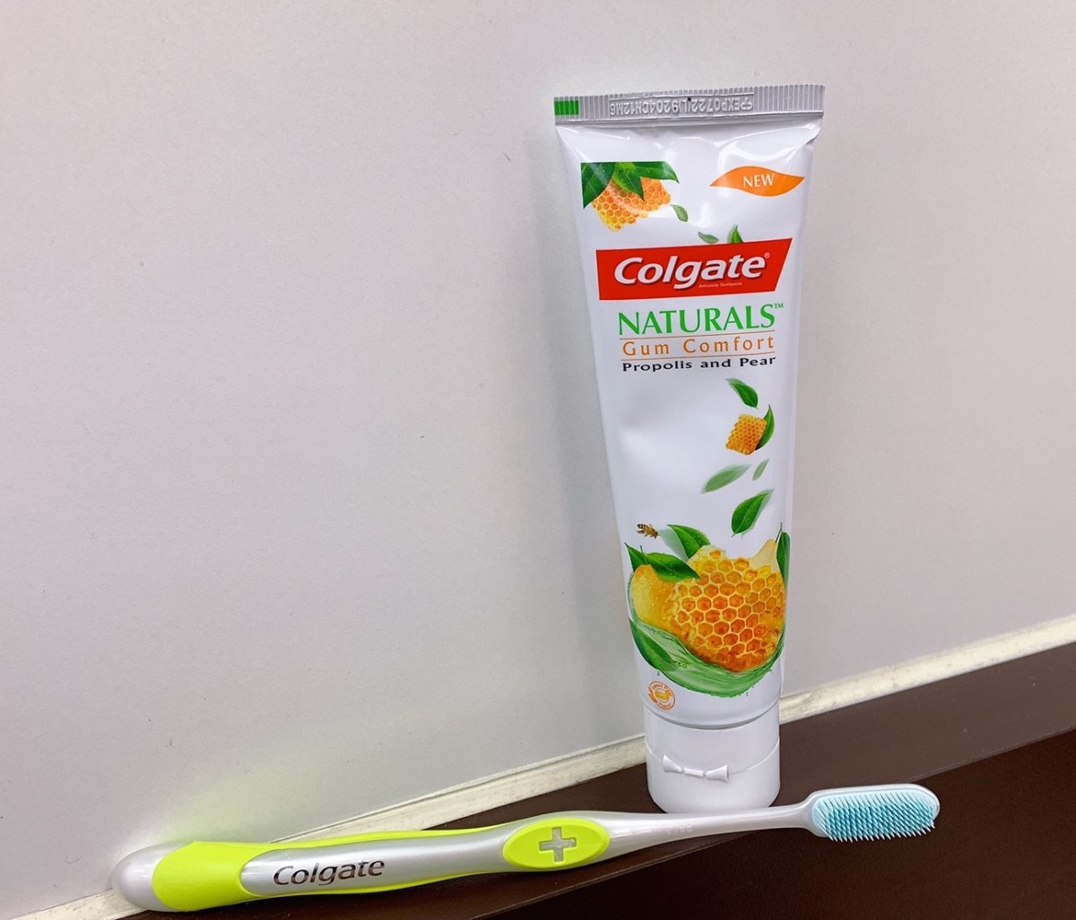 colgate/高露潔自然之萃舒護牙齦牙膏-蜂膠洋梨&高分子超彈極淨牙刷-做好牙齒清潔以維持健康笑容是我笑對生活的不二法門!高露潔自然之萃/自然活力健康笑容/配合正確刷牙習慣/高露潔/自然之萃/高分子超彈極淨/蜂膠洋梨牙膏/牙齒護理/居家護理/colgate/toothpaste/牙膏/牙齦護理/好物推薦/brushteeth/smile/health/dentalcare/oralcare/oralhealth/好物分享/藍子愛美麗 保養品分享 健康養身 攝影 民生資訊分享