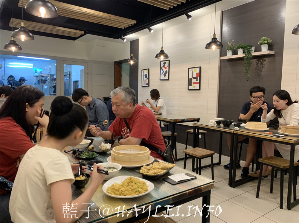 台中西區/向上市場周邊美食/饕之鄉李姐的店-麻辣乾麵、爆湯小籠包、綠豆沙鍋餅跟小菜都很好吃，鮭魚炒飯是鮭魚肉塊不是鮭魚肉鬆深得我心，價位平實且餐點美味，令我回訪無數~台中美食/西區美食/台中小吃推薦/平價版鼎泰豐小籠包/傳統中式料理/饕之鄉李姐的菜單2019/庶民美食/台中麻辣乾麵推薦/台中小籠包名店/台中炒飯推薦/夯辣很辣/藍子愛美食 中式料理 國內旅遊 攝影 民生資訊分享 飲食集錦   