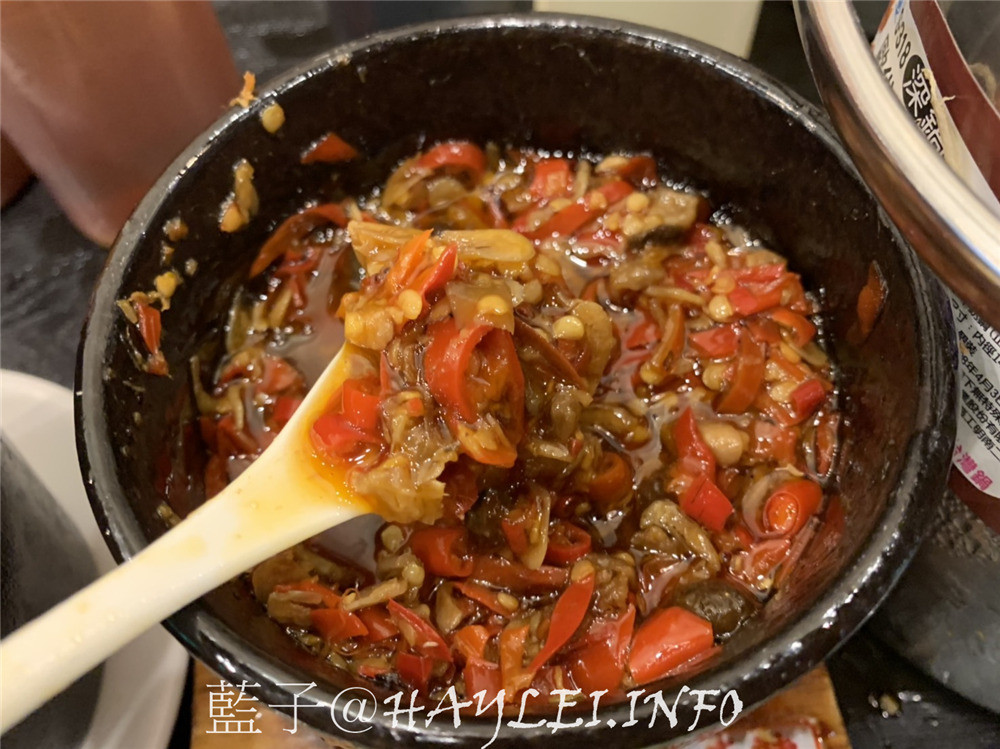 台中西區/向上市場周邊美食/饕之鄉李姐的店-麻辣乾麵、爆湯小籠包、綠豆沙鍋餅跟小菜都很好吃，鮭魚炒飯是鮭魚肉塊不是鮭魚肉鬆深得我心，價位平實且餐點美味，令我回訪無數~台中美食/西區美食/台中小吃推薦/平價版鼎泰豐小籠包/傳統中式料理/饕之鄉李姐的菜單2019/庶民美食/台中麻辣乾麵推薦/台中小籠包名店/台中炒飯推薦/夯辣很辣/藍子愛美食 中式料理 國內旅遊 攝影 民生資訊分享 飲食集錦   