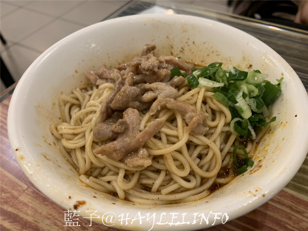 台中西區/向上市場周邊美食/饕之鄉李姐的店-麻辣乾麵、爆湯小籠包、綠豆沙鍋餅跟小菜都很好吃，鮭魚炒飯是鮭魚肉塊不是鮭魚肉鬆深得我心，價位平實且餐點美味，令我回訪無數~台中美食/西區美食/台中小吃推薦/平價版鼎泰豐小籠包/傳統中式料理/饕之鄉李姐的菜單2019/庶民美食/台中麻辣乾麵推薦/台中小籠包名店/台中炒飯推薦/夯辣很辣/藍子愛美食 中式料理 國內旅遊 攝影 民生資訊分享 飲食集錦   