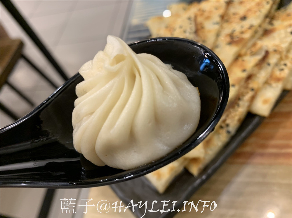 台中西區/向上市場周邊美食/饕之鄉李姐的店-麻辣乾麵、爆湯小籠包、綠豆沙鍋餅跟小菜都很好吃，鮭魚炒飯是鮭魚肉塊不是鮭魚肉鬆深得我心，價位平實且餐點美味，令我回訪無數~台中美食/西區美食/台中小吃推薦/平價版鼎泰豐小籠包/傳統中式料理/饕之鄉李姐的菜單2019/庶民美食/台中麻辣乾麵推薦/台中小籠包名店/台中炒飯推薦/夯辣很辣/藍子愛美食 中式料理 國內旅遊 攝影 民生資訊分享 飲食集錦   