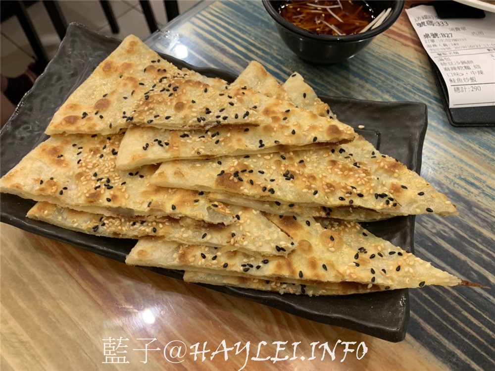 台中西區/向上市場周邊美食/饕之鄉李姐的店-麻辣乾麵、爆湯小籠包、綠豆沙鍋餅跟小菜都很好吃，鮭魚炒飯是鮭魚肉塊不是鮭魚肉鬆深得我心，價位平實且餐點美味，令我回訪無數~台中美食/西區美食/台中小吃推薦/平價版鼎泰豐小籠包/傳統中式料理/饕之鄉李姐的菜單2019/庶民美食/台中麻辣乾麵推薦/台中小籠包名店/台中炒飯推薦/夯辣很辣/藍子愛美食 中式料理 國內旅遊 攝影 民生資訊分享 飲食集錦   