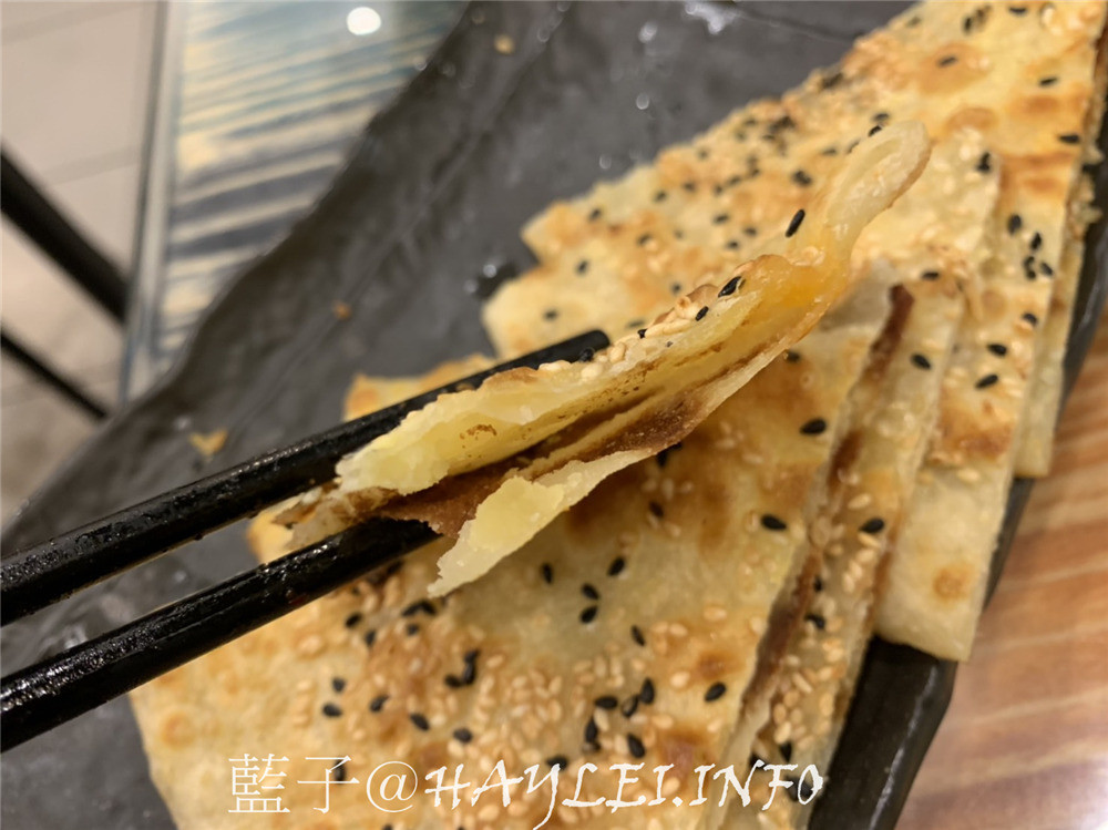 台中西區/向上市場周邊美食/饕之鄉李姐的店-麻辣乾麵、爆湯小籠包、綠豆沙鍋餅跟小菜都很好吃，鮭魚炒飯是鮭魚肉塊不是鮭魚肉鬆深得我心，價位平實且餐點美味，令我回訪無數~台中美食/西區美食/台中小吃推薦/平價版鼎泰豐小籠包/傳統中式料理/饕之鄉李姐的菜單2019/庶民美食/台中麻辣乾麵推薦/台中小籠包名店/台中炒飯推薦/夯辣很辣/藍子愛美食 中式料理 國內旅遊 攝影 民生資訊分享 飲食集錦   