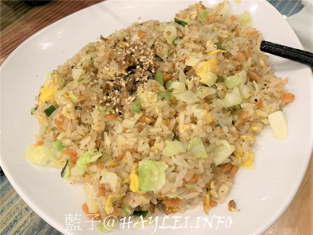 台中西區/向上市場周邊美食/饕之鄉李姐的店-麻辣乾麵、爆湯小籠包、綠豆沙鍋餅跟小菜都很好吃，鮭魚炒飯是鮭魚肉塊不是鮭魚肉鬆深得我心，價位平實且餐點美味，令我回訪無數~台中美食/西區美食/台中小吃推薦/平價版鼎泰豐小籠包/傳統中式料理/饕之鄉李姐的菜單2019/庶民美食/台中麻辣乾麵推薦/台中小籠包名店/台中炒飯推薦/夯辣很辣/藍子愛美食 中式料理 國內旅遊 攝影 民生資訊分享 飲食集錦   