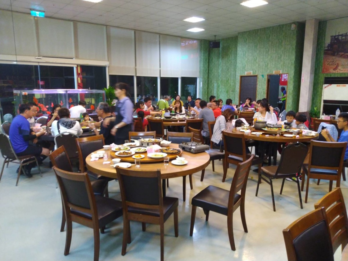 台中西屯區年菜外帶2980起/漁人船釣海鮮餐廳搬家了!新址在啟聰學校對面,11/7新開幕特惠,內用65折起~來這裡吃台菜熱炒合菜或羊肉爐都很推薦呢!台中美食/台中年菜外帶/台中尾牙圍爐/圍爐年菜/台菜餐廳/合菜餐廳/熱炒海鮮/台中美食餐廳推薦/台菜熱炒桌菜美食/藍子愛美食 中式料理 攝影 民生資訊分享 飲食集錦