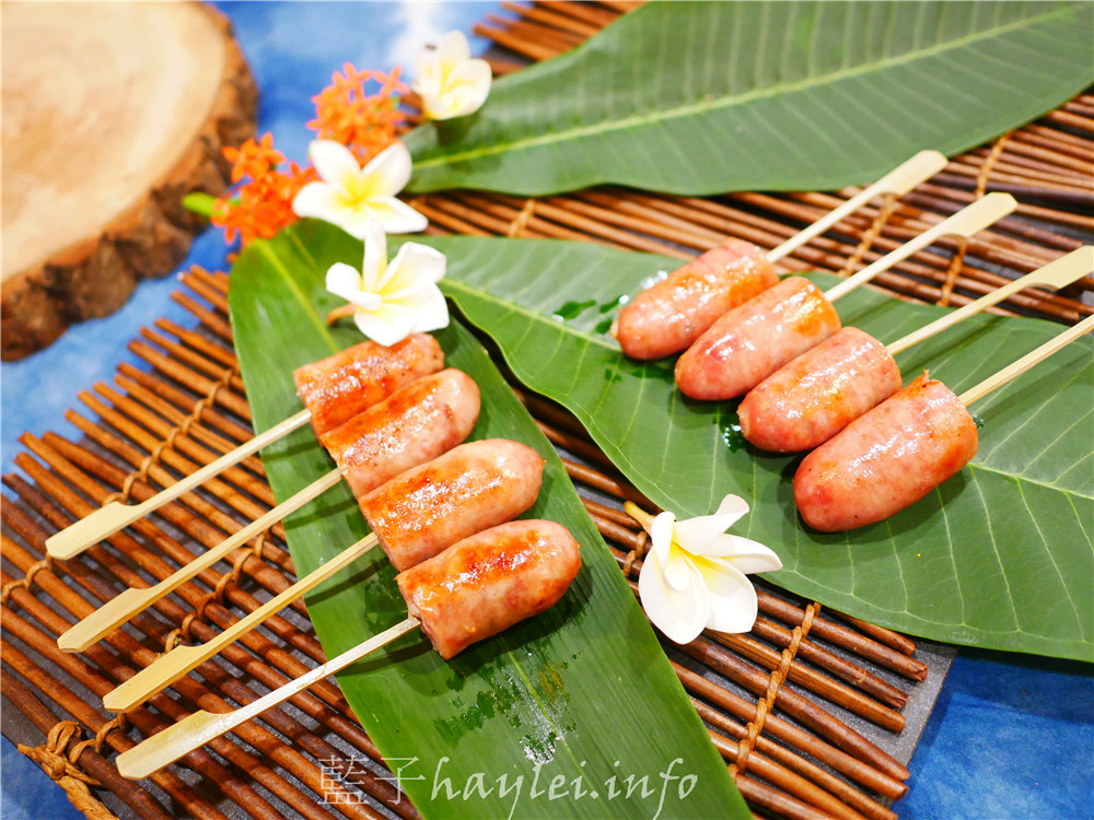 台中國際花毯節美食-會場內不容錯過由名廚鄧玲如與太平農會家政班媽媽結合在地農產共同研發的特色美食-五朵花才能做1根的蝴蝶花香腸，12/1前一起享受漫遊唇間的野薑花香吧！（攤位224號）～台中新社花毯節交通資訊/中台灣農業博覽會/台中美食/台中小吃/特色農產伴手禮推薦/台中在地農產/野薑花香腸/蝴蝶花伴手禮/麻竹筍/荔枝酒/貴妃醉香腸/東坡筍香腸/台中香腸美食/太平農會/寧菠小館/生態廚師鄧玲如 中式料理 國內旅遊 攝影 民生資訊分享 飲食集錦 