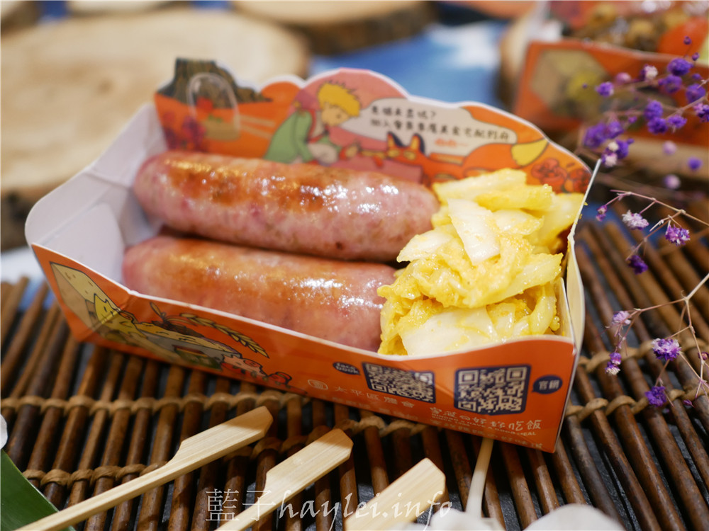 台中國際花毯節美食-會場內不容錯過由名廚鄧玲如與太平農會家政班媽媽結合在地農產共同研發的特色美食-五朵花才能做1根的蝴蝶花香腸，12/1前一起享受漫遊唇間的野薑花香吧！（攤位224號）～台中新社花毯節交通資訊/中台灣農業博覽會/台中美食/台中小吃/特色農產伴手禮推薦/台中在地農產/野薑花香腸/蝴蝶花伴手禮/麻竹筍/荔枝酒/貴妃醉香腸/東坡筍香腸/台中香腸美食/太平農會/寧菠小館/生態廚師鄧玲如 中式料理 國內旅遊 攝影 民生資訊分享 飲食集錦 
