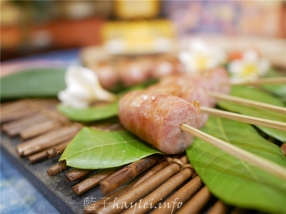 台中國際花毯節美食-會場內不容錯過由名廚鄧玲如與太平農會家政班媽媽結合在地農產共同研發的特色美食-五朵花才能做1根的蝴蝶花香腸，12/1前一起享受漫遊唇間的野薑花香吧！（攤位224號）～台中新社花毯節交通資訊/中台灣農業博覽會/台中美食/台中小吃/特色農產伴手禮推薦/台中在地農產/野薑花香腸/蝴蝶花伴手禮/麻竹筍/荔枝酒/貴妃醉香腸/東坡筍香腸/台中香腸美食/太平農會/寧菠小館/生態廚師鄧玲如 中式料理 國內旅遊 攝影 民生資訊分享 飲食集錦 