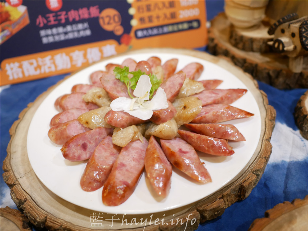 台中國際花毯節美食-會場內不容錯過由名廚鄧玲如與太平農會家政班媽媽結合在地農產共同研發的特色美食-五朵花才能做1根的蝴蝶花香腸，12/1前一起享受漫遊唇間的野薑花香吧！（攤位224號）～台中新社花毯節交通資訊/中台灣農業博覽會/台中美食/台中小吃/特色農產伴手禮推薦/台中在地農產/野薑花香腸/蝴蝶花伴手禮/麻竹筍/荔枝酒/貴妃醉香腸/東坡筍香腸/台中香腸美食/太平農會/寧菠小館/生態廚師鄧玲如 中式料理 國內旅遊 攝影 民生資訊分享 飲食集錦 