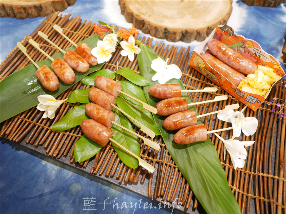 台中國際花毯節美食-會場內不容錯過由名廚鄧玲如與太平農會家政班媽媽結合在地農產共同研發的特色美食-五朵花才能做1根的蝴蝶花香腸，12/1前一起享受漫遊唇間的野薑花香吧！（攤位224號）～台中新社花毯節交通資訊/中台灣農業博覽會/台中美食/台中小吃/特色農產伴手禮推薦/台中在地農產/野薑花香腸/蝴蝶花伴手禮/麻竹筍/荔枝酒/貴妃醉香腸/東坡筍香腸/台中香腸美食/太平農會/寧菠小館/生態廚師鄧玲如 中式料理 國內旅遊 攝影 民生資訊分享 飲食集錦 