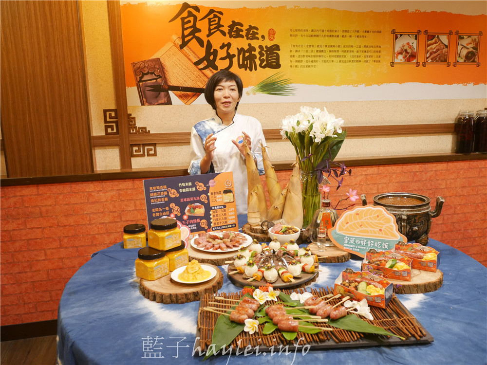 台中國際花毯節美食-會場內不容錯過由名廚鄧玲如與太平農會家政班媽媽結合在地農產共同研發的特色美食-五朵花才能做1根的蝴蝶花香腸，12/1前一起享受漫遊唇間的野薑花香吧！（攤位224號）～台中新社花毯節交通資訊/中台灣農業博覽會/台中美食/台中小吃/特色農產伴手禮推薦/台中在地農產/野薑花香腸/蝴蝶花伴手禮/麻竹筍/荔枝酒/貴妃醉香腸/東坡筍香腸/台中香腸美食/太平農會/寧菠小館/生態廚師鄧玲如 中式料理 國內旅遊 攝影 民生資訊分享 飲食集錦 