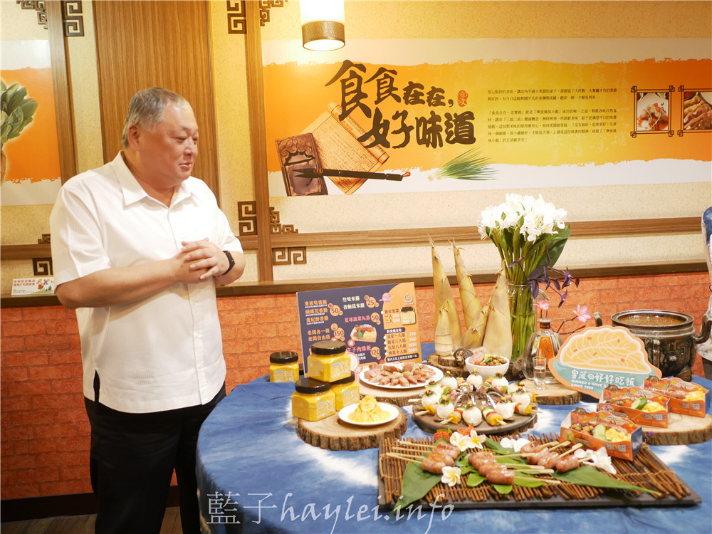 台中國際花毯節美食-會場內不容錯過由名廚鄧玲如與太平農會家政班媽媽結合在地農產共同研發的特色美食-五朵花才能做1根的蝴蝶花香腸，12/1前一起享受漫遊唇間的野薑花香吧！（攤位224號）～台中新社花毯節交通資訊/中台灣農業博覽會/台中美食/台中小吃/特色農產伴手禮推薦/台中在地農產/野薑花香腸/蝴蝶花伴手禮/麻竹筍/荔枝酒/貴妃醉香腸/東坡筍香腸/台中香腸美食/太平農會/寧菠小館/生態廚師鄧玲如 中式料理 國內旅遊 攝影 民生資訊分享 飲食集錦 