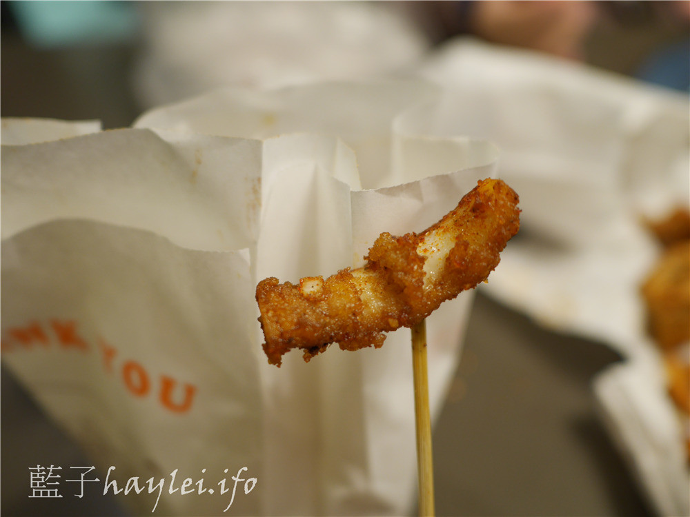 台中最獨特的鹹酥雞店-熊掌香雞排/竹林觀音問事香雞排，雞排嫩香多汁，特調的調味粉搭上酥香的炸物超級好吃！辣粉很帶勁，喜歡吃辣的一定要來吃！使用脫油機，吃起來更低負擔～如果你是有緣人，還有機會得到來自竹林觀音的專屬手寫籤詩呢！熊掌香雞排菜單/台中西區美食/台中美食/高CP值/台中雞排/台中鹹酥雞推薦/台中好吃雞排/台中必吃美食/台中小吃/問事/補運/收驚/藍子愛美食 中式料理 國內旅遊 攝影 民生資訊分享 飲食集錦   