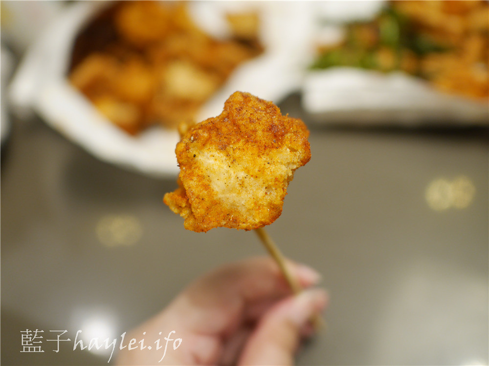 台中最獨特的鹹酥雞店-熊掌香雞排/竹林觀音問事香雞排，雞排嫩香多汁，特調的調味粉搭上酥香的炸物超級好吃！辣粉很帶勁，喜歡吃辣的一定要來吃！使用脫油機，吃起來更低負擔～如果你是有緣人，還有機會得到來自竹林觀音的專屬手寫籤詩呢！熊掌香雞排菜單/台中西區美食/台中美食/高CP值/台中雞排/台中鹹酥雞推薦/台中好吃雞排/台中必吃美食/台中小吃/問事/補運/收驚/藍子愛美食 中式料理 國內旅遊 攝影 民生資訊分享 飲食集錦   