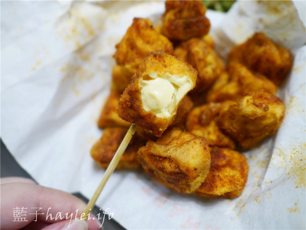 台中最獨特的鹹酥雞店-熊掌香雞排/竹林觀音問事香雞排，雞排嫩香多汁，特調的調味粉搭上酥香的炸物超級好吃！辣粉很帶勁，喜歡吃辣的一定要來吃！使用脫油機，吃起來更低負擔～如果你是有緣人，還有機會得到來自竹林觀音的專屬手寫籤詩呢！熊掌香雞排菜單/台中西區美食/台中美食/高CP值/台中雞排/台中鹹酥雞推薦/台中好吃雞排/台中必吃美食/台中小吃/問事/補運/收驚/藍子愛美食 中式料理 國內旅遊 攝影 民生資訊分享 飲食集錦   