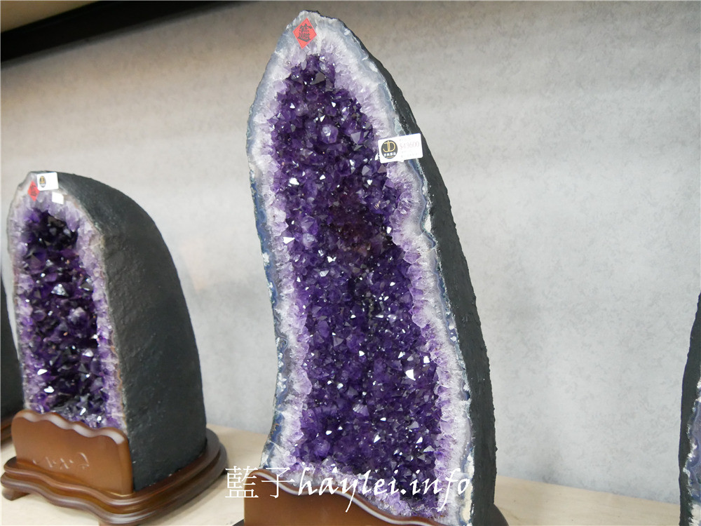 台中西屯/京典臻品JD Classic天然水晶-如何挑選紫晶洞、適合自己的水晶怎麼買,開運招財水晶這裡看最超值!專營烏拉圭紫水晶洞、巴西晶洞、聚寶盆、發財樹、恐龍蛋跟意象水晶等天然礦石。台中水晶/批發水晶大盤商/水晶洞批發/瑪瑙聚寶盆/鈦晶/黃水晶/茶晶/開口笑水晶/水晶雕件/水晶手珠/水晶手排/改善屋內風水/聚氣開運招正財/藍子愛美麗 攝影 民生資訊分享 紓發緒感