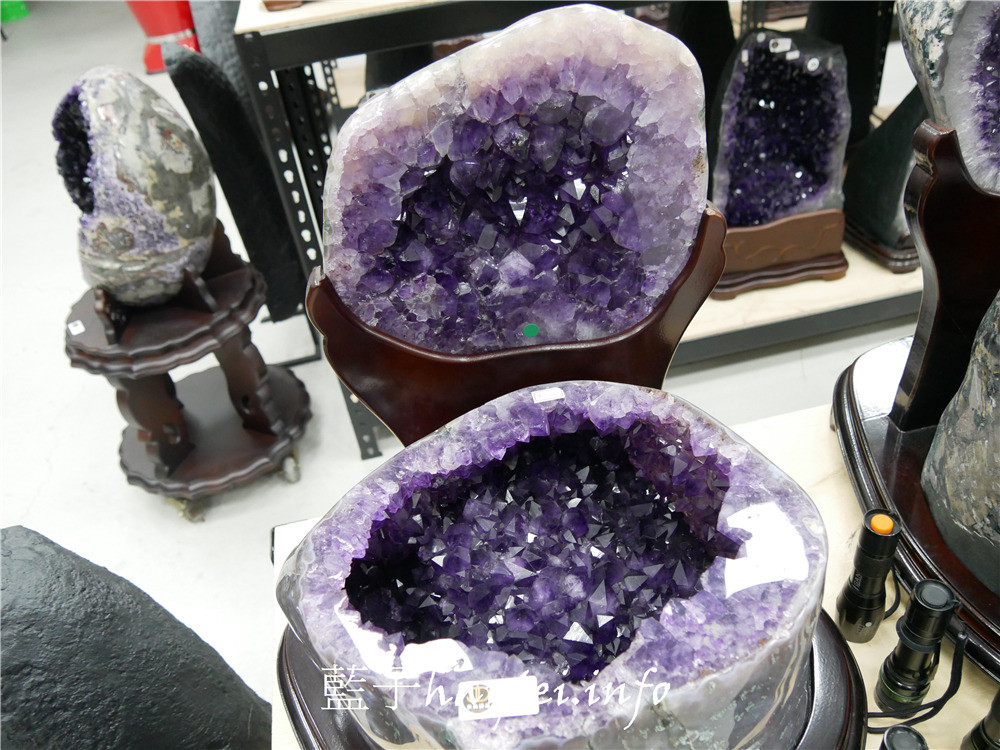台中西屯/京典臻品JD Classic天然水晶-如何挑選紫晶洞、適合自己的水晶怎麼買,開運招財水晶這裡看最超值!專營烏拉圭紫水晶洞、巴西晶洞、聚寶盆、發財樹、恐龍蛋跟意象水晶等天然礦石。台中水晶/批發水晶大盤商/水晶洞批發/瑪瑙聚寶盆/鈦晶/黃水晶/茶晶/開口笑水晶/水晶雕件/水晶手珠/水晶手排/改善屋內風水/聚氣開運招正財/藍子愛美麗 攝影 民生資訊分享 紓發緒感
