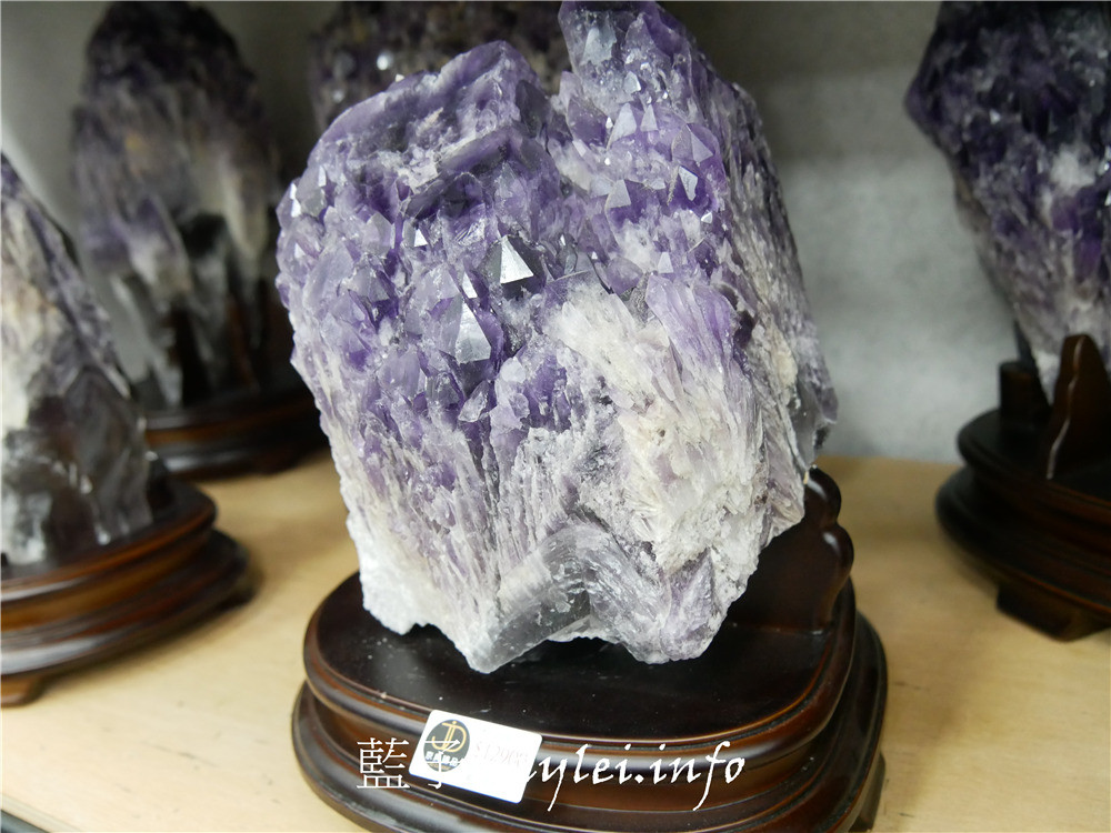 台中西屯/京典臻品JD Classic天然水晶-如何挑選紫晶洞、適合自己的水晶怎麼買,開運招財水晶這裡看最超值!專營烏拉圭紫水晶洞、巴西晶洞、聚寶盆、發財樹、恐龍蛋跟意象水晶等天然礦石。台中水晶/批發水晶大盤商/水晶洞批發/瑪瑙聚寶盆/鈦晶/黃水晶/茶晶/開口笑水晶/水晶雕件/水晶手珠/水晶手排/改善屋內風水/聚氣開運招正財/藍子愛美麗 攝影 民生資訊分享 紓發緒感