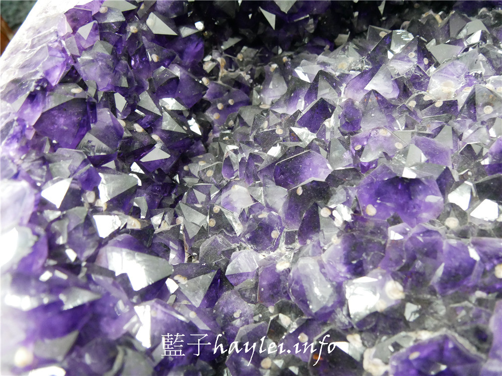 台中西屯/京典臻品JD Classic天然水晶-如何挑選紫晶洞、適合自己的水晶怎麼買,開運招財水晶這裡看最超值!專營烏拉圭紫水晶洞、巴西晶洞、聚寶盆、發財樹、恐龍蛋跟意象水晶等天然礦石。台中水晶/批發水晶大盤商/水晶洞批發/瑪瑙聚寶盆/鈦晶/黃水晶/茶晶/開口笑水晶/水晶雕件/水晶手珠/水晶手排/改善屋內風水/聚氣開運招正財/藍子愛美麗 攝影 民生資訊分享 紓發緒感