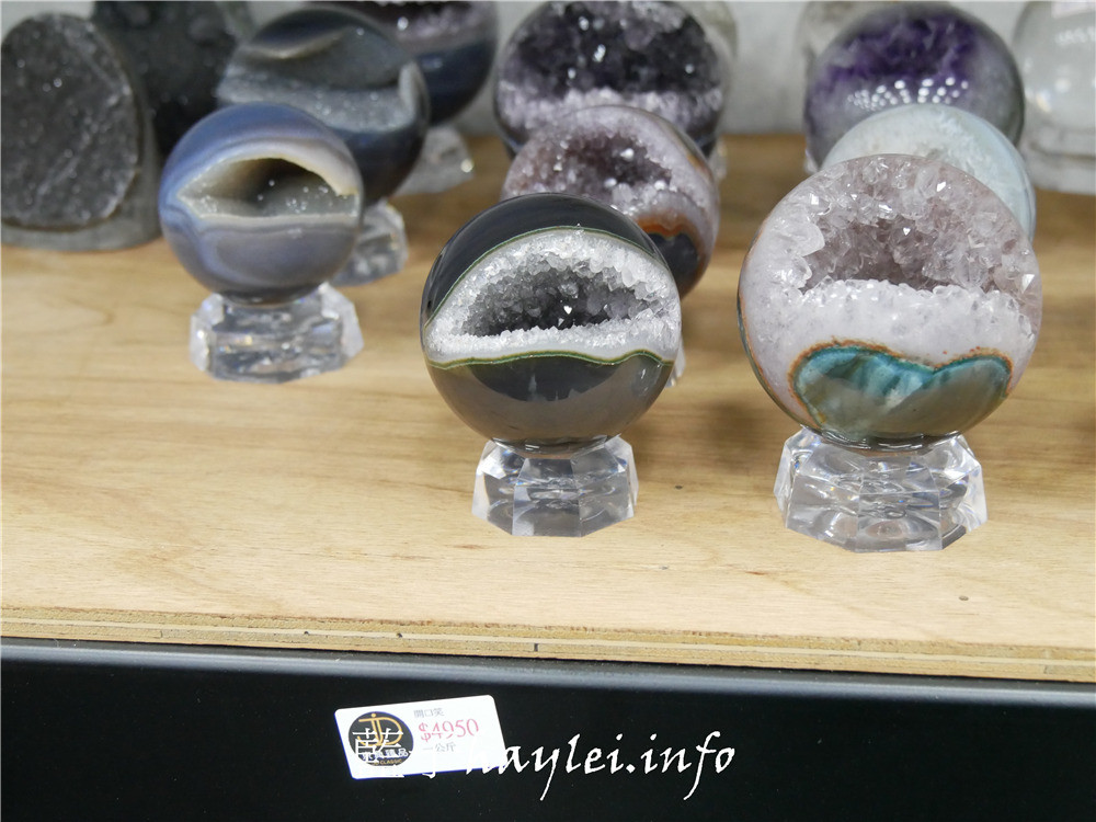 台中西屯/京典臻品JD Classic天然水晶-如何挑選紫晶洞、適合自己的水晶怎麼買,開運招財水晶這裡看最超值!專營烏拉圭紫水晶洞、巴西晶洞、聚寶盆、發財樹、恐龍蛋跟意象水晶等天然礦石。台中水晶/批發水晶大盤商/水晶洞批發/瑪瑙聚寶盆/鈦晶/黃水晶/茶晶/開口笑水晶/水晶雕件/水晶手珠/水晶手排/改善屋內風水/聚氣開運招正財/藍子愛美麗 攝影 民生資訊分享 紓發緒感