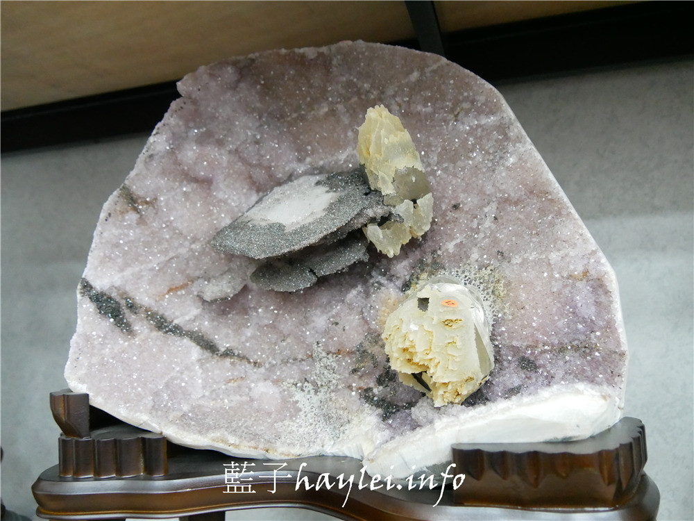 台中西屯/京典臻品JD Classic天然水晶-如何挑選紫晶洞、適合自己的水晶怎麼買,開運招財水晶這裡看最超值!專營烏拉圭紫水晶洞、巴西晶洞、聚寶盆、發財樹、恐龍蛋跟意象水晶等天然礦石。台中水晶/批發水晶大盤商/水晶洞批發/瑪瑙聚寶盆/鈦晶/黃水晶/茶晶/開口笑水晶/水晶雕件/水晶手珠/水晶手排/改善屋內風水/聚氣開運招正財/藍子愛美麗 攝影 民生資訊分享 紓發緒感