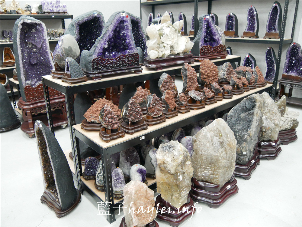 台中西屯/京典臻品JD Classic天然水晶-如何挑選紫晶洞、適合自己的水晶怎麼買,開運招財水晶這裡看最超值!專營烏拉圭紫水晶洞、巴西晶洞、聚寶盆、發財樹、恐龍蛋跟意象水晶等天然礦石。台中水晶/批發水晶大盤商/水晶洞批發/瑪瑙聚寶盆/鈦晶/黃水晶/茶晶/開口笑水晶/水晶雕件/水晶手珠/水晶手排/改善屋內風水/聚氣開運招正財/藍子愛美麗 攝影 民生資訊分享 紓發緒感