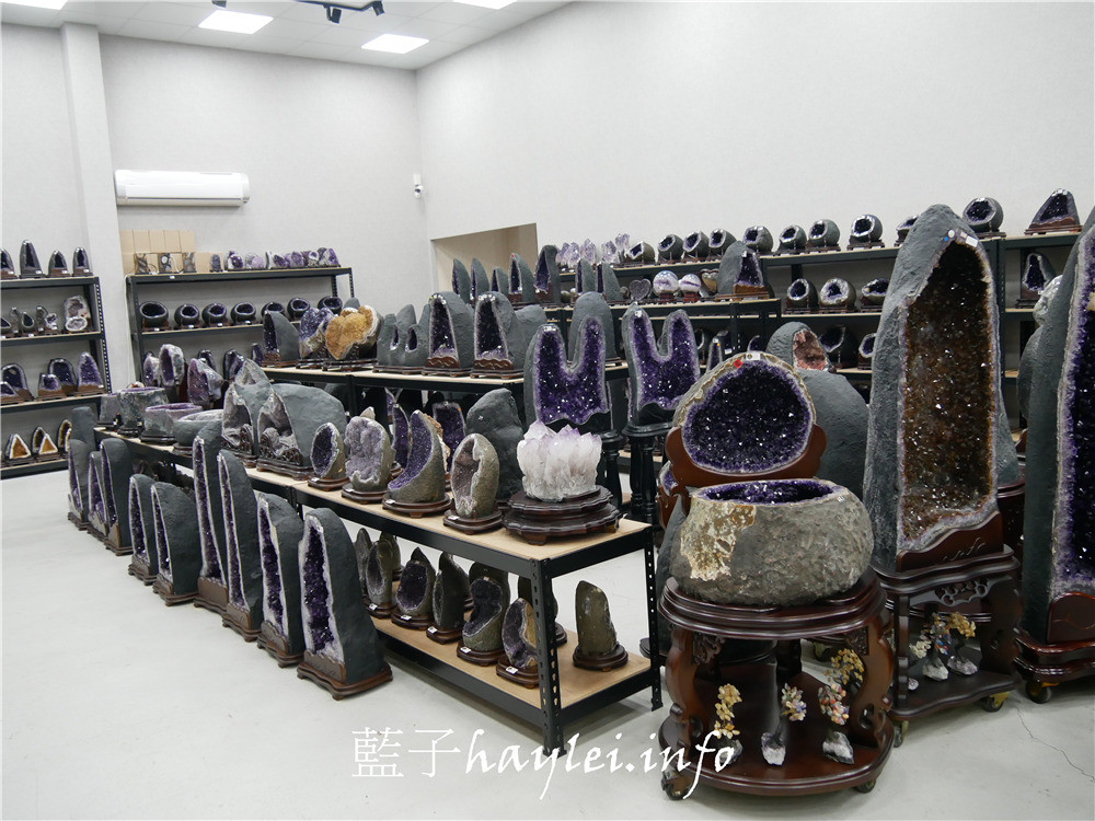 台中西屯/京典臻品JD Classic天然水晶-如何挑選紫晶洞、適合自己的水晶怎麼買,開運招財水晶這裡看最超值!專營烏拉圭紫水晶洞、巴西晶洞、聚寶盆、發財樹、恐龍蛋跟意象水晶等天然礦石。台中水晶/批發水晶大盤商/水晶洞批發/瑪瑙聚寶盆/鈦晶/黃水晶/茶晶/開口笑水晶/水晶雕件/水晶手珠/水晶手排/改善屋內風水/聚氣開運招正財/藍子愛美麗 攝影 民生資訊分享 紓發緒感