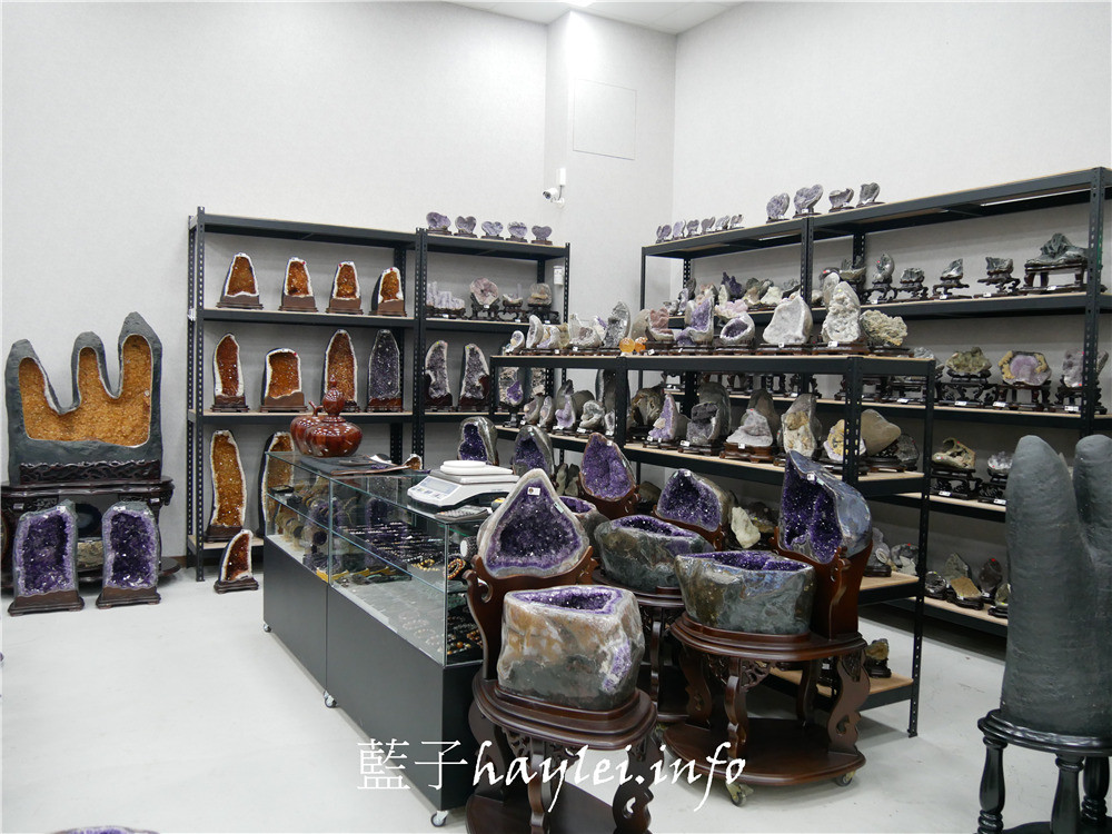 台中西屯/京典臻品JD Classic天然水晶-如何挑選紫晶洞、適合自己的水晶怎麼買,開運招財水晶這裡看最超值!專營烏拉圭紫水晶洞、巴西晶洞、聚寶盆、發財樹、恐龍蛋跟意象水晶等天然礦石。台中水晶/批發水晶大盤商/水晶洞批發/瑪瑙聚寶盆/鈦晶/黃水晶/茶晶/開口笑水晶/水晶雕件/水晶手珠/水晶手排/改善屋內風水/聚氣開運招正財/藍子愛美麗 攝影 民生資訊分享 紓發緒感