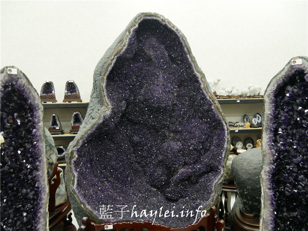 台中西屯/京典臻品JD Classic天然水晶-如何挑選紫晶洞、適合自己的水晶怎麼買,開運招財水晶這裡看最超值!專營烏拉圭紫水晶洞、巴西晶洞、聚寶盆、發財樹、恐龍蛋跟意象水晶等天然礦石。台中水晶/批發水晶大盤商/水晶洞批發/瑪瑙聚寶盆/鈦晶/黃水晶/茶晶/開口笑水晶/水晶雕件/水晶手珠/水晶手排/改善屋內風水/聚氣開運招正財/藍子愛美麗 攝影 民生資訊分享 紓發緒感
