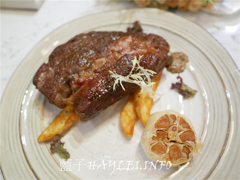新竹東區/Garden Party Restaurant/派對花園餐廳-排餐精緻美味，裝潢華美貴氣，新竹網美拍照打卡必訪，花園餐廳環境絕美超好拍～新竹美食/新竹西餐廳/新竹餐廳推薦/花園餐廳/新竹義式餐廳/金山街餐廳/IG打卡餐廳熱門點/情侶約會/姊妹聚會/濕式熟成牛排/熱帶植物花草牆/近新竹科學園區/有停車場/藍子愛美食 國內旅遊 攝影 民生資訊分享 飲食集錦 