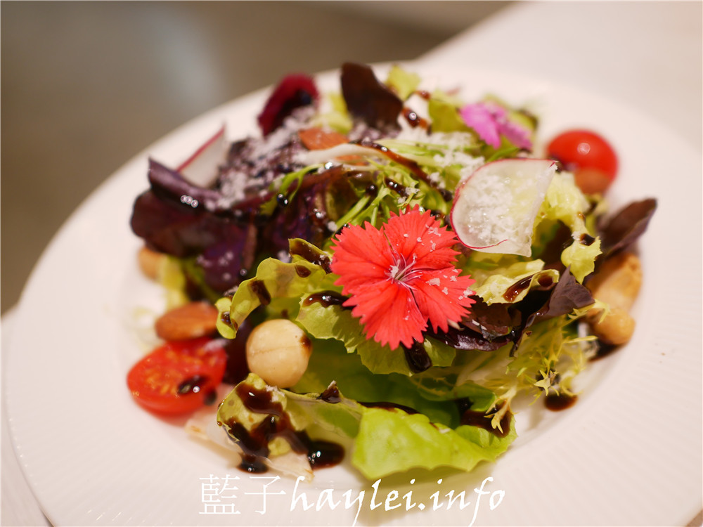 台中南屯/Chow Chow Café 巧巧咖啡-想吃美味義式晚餐不用花大錢,義大利麵燉飯都很棒,環境舒適,非常適合聚餐約會!近文心森林公園~台中美食/南屯區美食餐廳/台中餐廳/義式餐廳/台中好拍餐廳/台中咖啡廳推薦/純白咖啡廳/嫩煎舒肥牛肩佐蒜香義大利麵/煙燻鴨胸佐羅勒燉飯/情侶約會/開會聚餐/外送外帶服務/藍子愛美食 國內旅遊 攝影 民生資訊分享 飲食集錦