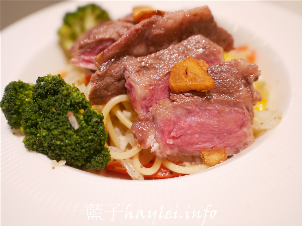 台中南屯/Chow Chow Café 巧巧咖啡-想吃美味義式晚餐不用花大錢，義大利麵燉飯都很棒，環境舒適，非常適合聚餐約會！近文心森林公園～台中美食/南屯區美食餐廳/台中餐廳/義式餐廳/台中好拍餐廳/台中咖啡廳推薦/純白咖啡廳/嫩煎舒肥牛肩佐蒜香義大利麵/煙燻鴨胸佐羅勒燉飯/情侶約會/開會聚餐/外送外帶服務/藍子愛美食 國內旅遊 攝影 民生資訊分享 飲食集錦 