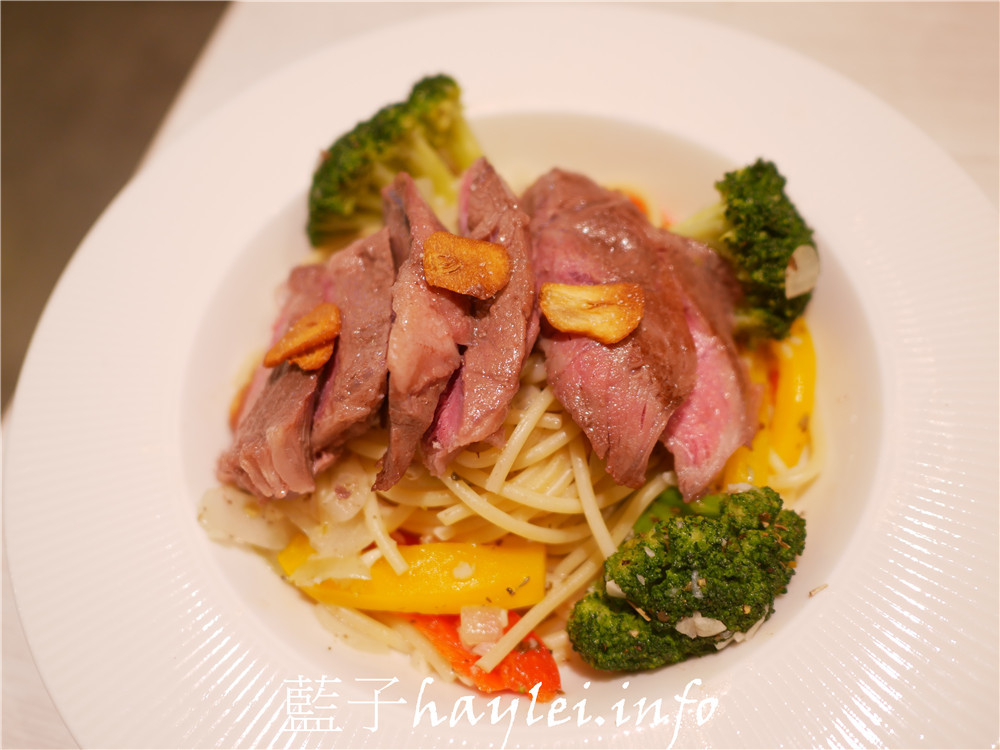 台中南屯/Chow Chow Café 巧巧咖啡-想吃美味義式晚餐不用花大錢,義大利麵燉飯都很棒,環境舒適,非常適合聚餐約會!近文心森林公園~台中美食/南屯區美食餐廳/台中餐廳/義式餐廳/台中好拍餐廳/台中咖啡廳推薦/純白咖啡廳/嫩煎舒肥牛肩佐蒜香義大利麵/煙燻鴨胸佐羅勒燉飯/情侶約會/開會聚餐/外送外帶服務/藍子愛美食 國內旅遊 攝影 民生資訊分享 飲食集錦