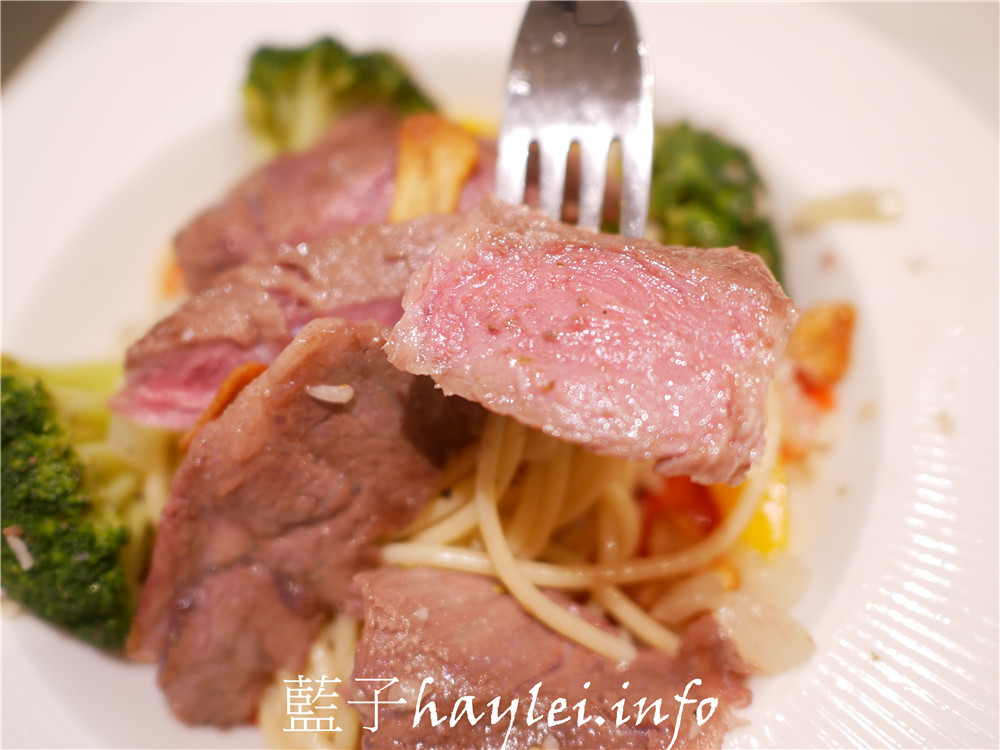 台中南屯/Chow Chow Café 巧巧咖啡-想吃美味義式晚餐不用花大錢,義大利麵燉飯都很棒,環境舒適,非常適合聚餐約會!近文心森林公園~台中美食/南屯區美食餐廳/台中餐廳/義式餐廳/台中好拍餐廳/台中咖啡廳推薦/純白咖啡廳/嫩煎舒肥牛肩佐蒜香義大利麵/煙燻鴨胸佐羅勒燉飯/情侶約會/開會聚餐/外送外帶服務/藍子愛美食 國內旅遊 攝影 民生資訊分享 飲食集錦
