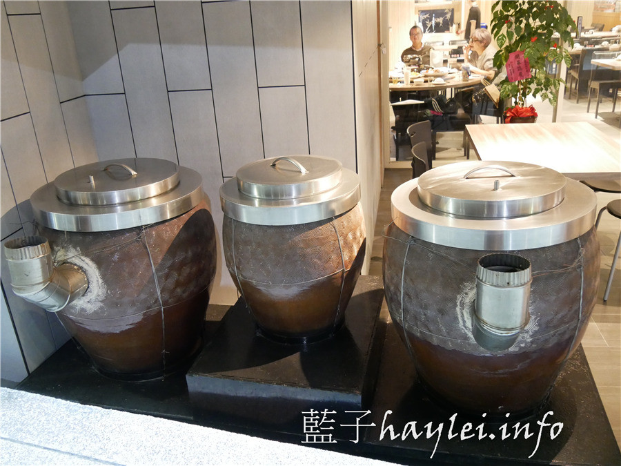 台北松山區/市民大道美食/一吃上癮祖傳甕缸雞-祖傳秘方正宗放山雞,吃起來外酥內嫩又多汁,鹹香入味超好吃!近捷運忠孝敦化站的美味烤雞,每天限量30隻,需提前1小時預定~一吃上癮祖傳甕缸雞菜單/台北美食/台北熱炒餐廳推薦/宵夜美食/親友聚餐/台菜餐廳推薦/桌菜合菜/皮脆肉嫩/roasted chicken/藍子愛美食 中式料理 國內旅遊 攝影 民生資訊分享 飲食集錦