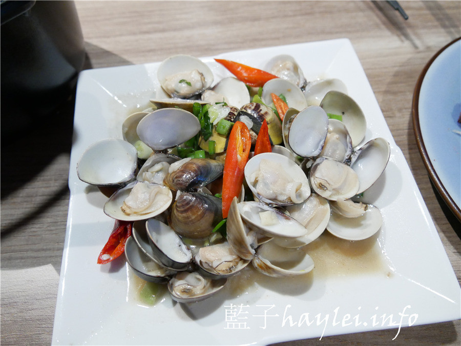 台北松山區/市民大道美食/一吃上癮祖傳甕缸雞-祖傳秘方正宗放山雞,吃起來外酥內嫩又多汁,鹹香入味超好吃!近捷運忠孝敦化站的美味烤雞,每天限量30隻,需提前1小時預定~一吃上癮祖傳甕缸雞菜單/台北美食/台北熱炒餐廳推薦/宵夜美食/親友聚餐/台菜餐廳推薦/桌菜合菜/皮脆肉嫩/roasted chicken/藍子愛美食 中式料理 國內旅遊 攝影 民生資訊分享 飲食集錦