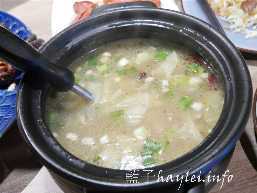 台北松山區/市民大道美食/一吃上癮祖傳甕缸雞-祖傳秘方正宗放山雞,吃起來外酥內嫩又多汁,鹹香入味超好吃!近捷運忠孝敦化站的美味烤雞,每天限量30隻,需提前1小時預定~一吃上癮祖傳甕缸雞菜單/台北美食/台北熱炒餐廳推薦/宵夜美食/親友聚餐/台菜餐廳推薦/桌菜合菜/皮脆肉嫩/roasted chicken/藍子愛美食 中式料理 國內旅遊 攝影 民生資訊分享 飲食集錦