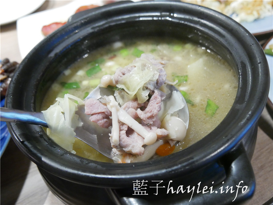 台北松山區/市民大道美食/一吃上癮祖傳甕缸雞-祖傳秘方正宗放山雞,吃起來外酥內嫩又多汁,鹹香入味超好吃!近捷運忠孝敦化站的美味烤雞,每天限量30隻,需提前1小時預定~一吃上癮祖傳甕缸雞菜單/台北美食/台北熱炒餐廳推薦/宵夜美食/親友聚餐/台菜餐廳推薦/桌菜合菜/皮脆肉嫩/roasted chicken/藍子愛美食 中式料理 國內旅遊 攝影 民生資訊分享 飲食集錦
