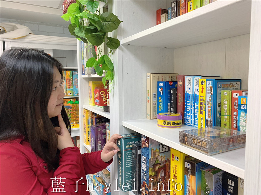 台北中正/台北桌遊/貳家桌遊-近捷運古亭站,台北雨天室內聚餐聚會的好選擇,180起,百套桌遊任你玩,點心飲料自助吧無限取用!台北旅遊/台北市內景點/休閒娛樂/益智遊戲/桌遊店推薦/適合朋友聚會、同好聯誼/有投影機、投影幕/活動場地租借包場/痛快玩桌遊/雨天備案/室內聚會/益智活動/藍子愛旅遊 國內旅遊 攝影 民生資訊分享 飲食集錦