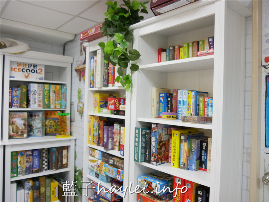 台北中正/台北桌遊/貳家桌遊-近捷運古亭站,台北雨天室內聚餐聚會的好選擇,180起,百套桌遊任你玩,點心飲料自助吧無限取用!台北旅遊/台北市內景點/休閒娛樂/益智遊戲/桌遊店推薦/適合朋友聚會、同好聯誼/有投影機、投影幕/活動場地租借包場/痛快玩桌遊/雨天備案/室內聚會/益智活動/藍子愛旅遊 國內旅遊 攝影 民生資訊分享 飲食集錦
