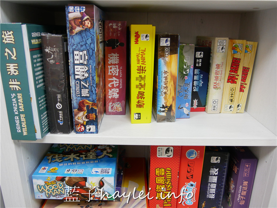 台北中正/台北桌遊/貳家桌遊-近捷運古亭站,台北雨天室內聚餐聚會的好選擇,180起,百套桌遊任你玩,點心飲料自助吧無限取用!台北旅遊/台北市內景點/休閒娛樂/益智遊戲/桌遊店推薦/適合朋友聚會、同好聯誼/有投影機、投影幕/活動場地租借包場/痛快玩桌遊/雨天備案/室內聚會/益智活動/藍子愛旅遊 國內旅遊 攝影 民生資訊分享 飲食集錦