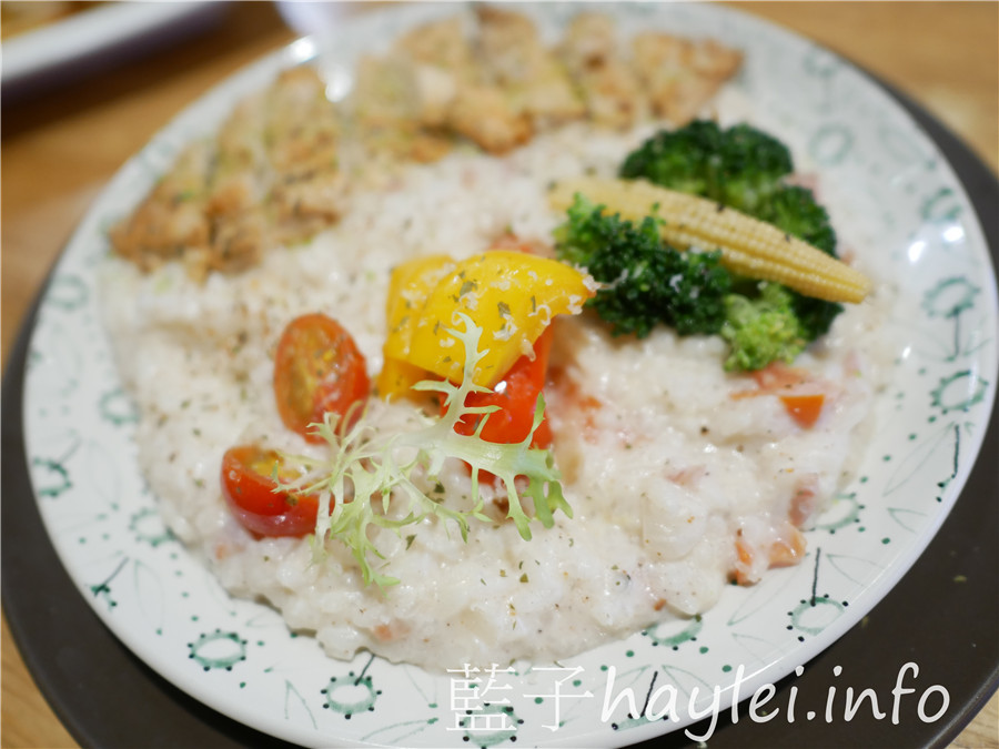 台中西區/Passenger 隨食。旅人/沙拉專賣店-每日限量馬德里碳烤海鮮溫沙拉、紅醬手捏肉丸義大利麵、白醬嫩煎雞胸燉飯&百香檸檬起司乳酪都很棒,能感受到手作的溫暖,隨著愛旅行的老闆來感受別具風味的異國風情創意美食吧!台中美食/蔬食餐廳推薦/溫沙拉/創意料理/異國美食/西餐/素食可食/健康養生/手作沙拉/RE紅包/藍子愛美食 攝影 民生資訊分享 飲食集錦